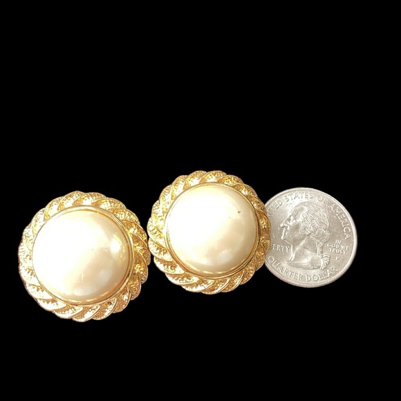 1980 Paolo Gucci Pearl Clip Earrings (t25) - Picture 3 of 7